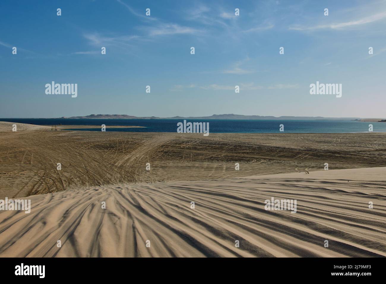 Tracce auto di Dune Bashing alla spiaggia di Khor al Adaid, Qatar, 04 dicembre 2021. © Peter Schatz / Alamy Live News Foto Stock