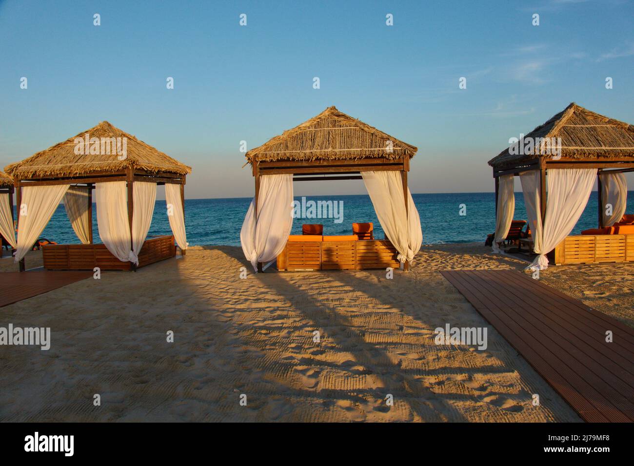 Luxury Beach Huts of Hotel Regency Sealine Camp a Khor al Adaid, Qatar, 04 dicembre 2021. © Peter Schatz / Alamy Live News Foto Stock