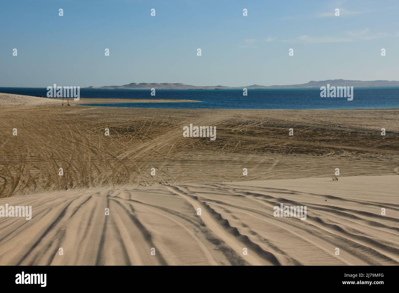 Tracce auto di Dune Bashing alla spiaggia di Khor al Adaid, Qatar, 04 dicembre 2021. © Peter Schatz / Alamy Live News Foto Stock