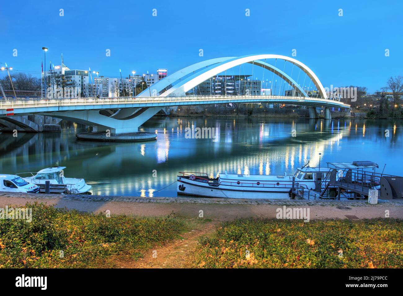 Vista al tramonto del ponte di Raymond barre sul Rodano tra i distretti di Confluence e Gerland a Lione, Francia. Il bellissimo ponte ad arco è a forma di "cavalcavia" Foto Stock