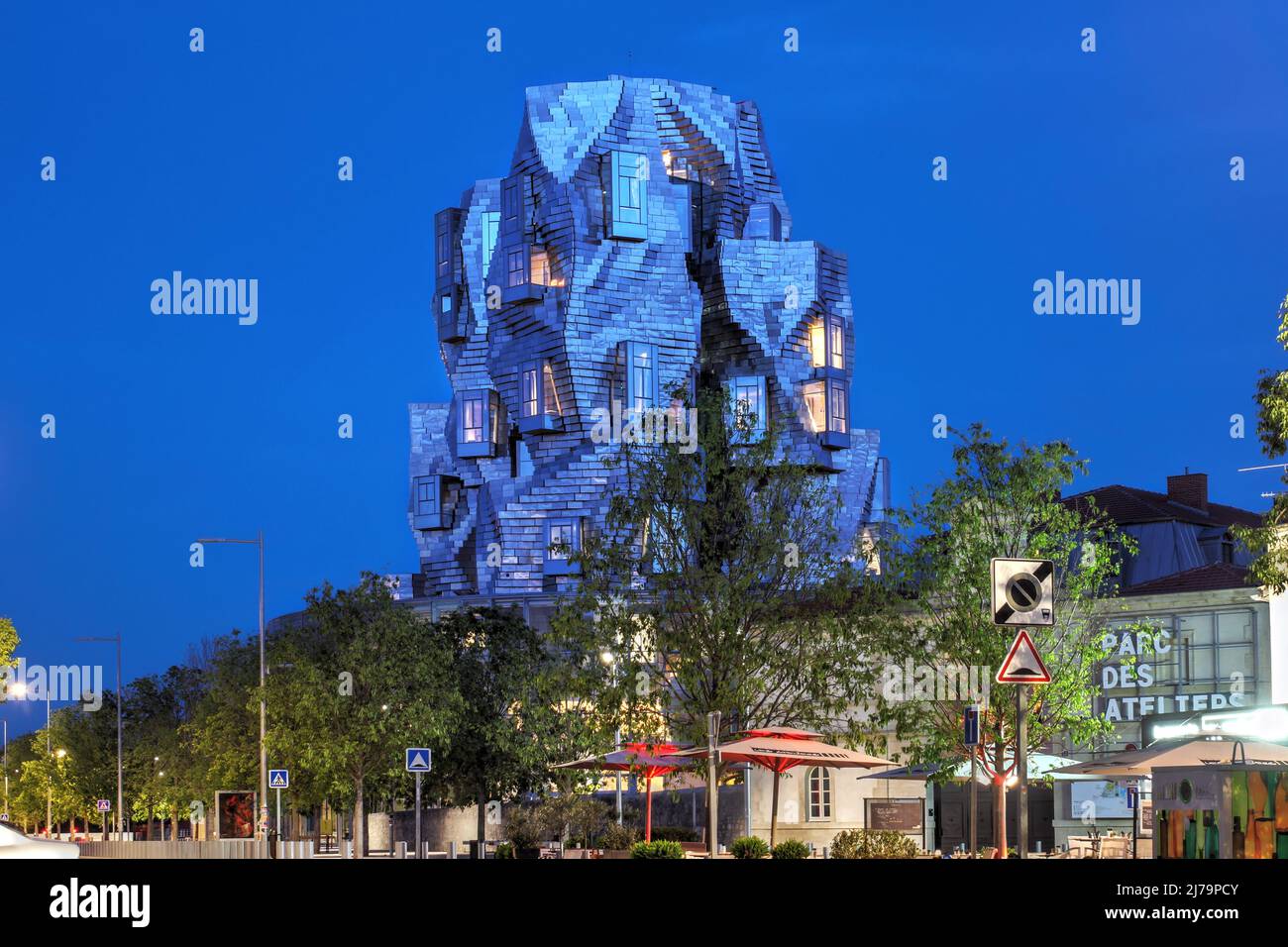 La torre di Frank Gehry nel cuore DELLA LUMA Arles, un centro d'arte nel sud della Francia aperto nel 2021. Si dice che l'architetto sia stato istintato da Foto Stock