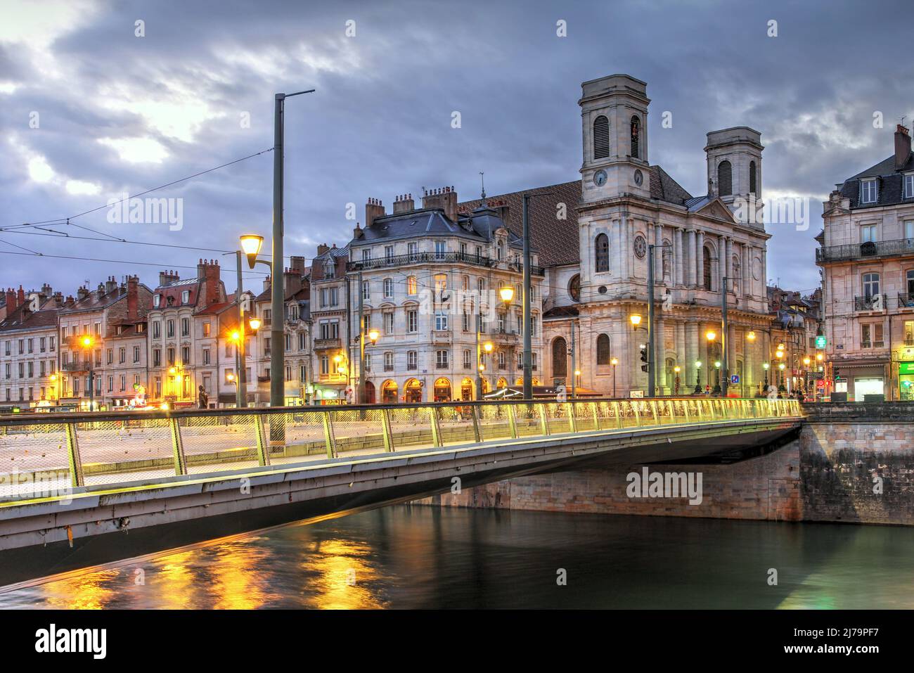 Chiesa Sainte-Madeleine al crepuscolo da attraverso le Doubs via Pont Battant, Besancon, Francia. Foto Stock