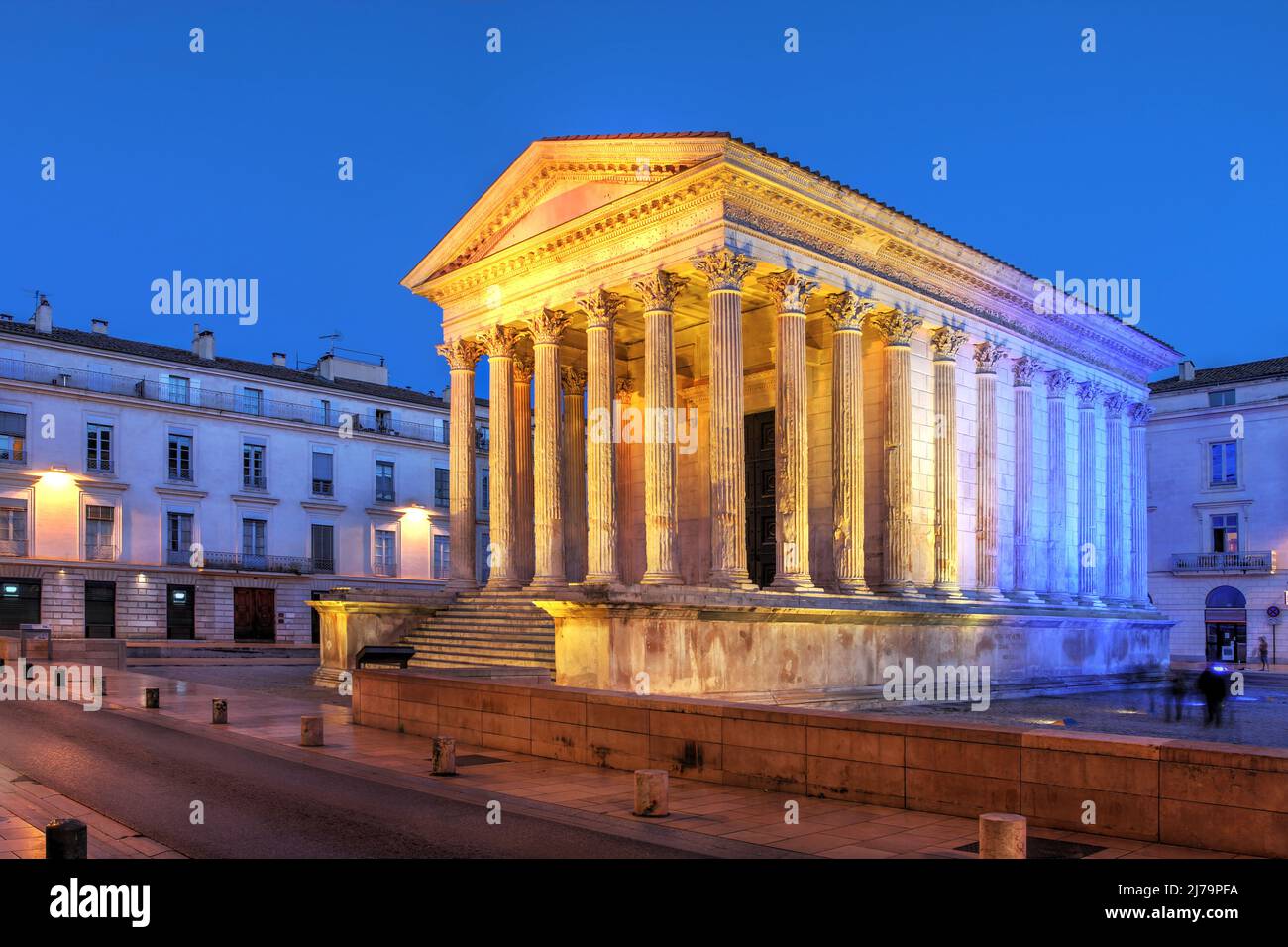 Maison carrée a Nîmes, nel sud della Francia, è uno dei templi romani più ben conservati in esistenza, risalente all'anno 2 d.C., originariamente dedicato a. Foto Stock