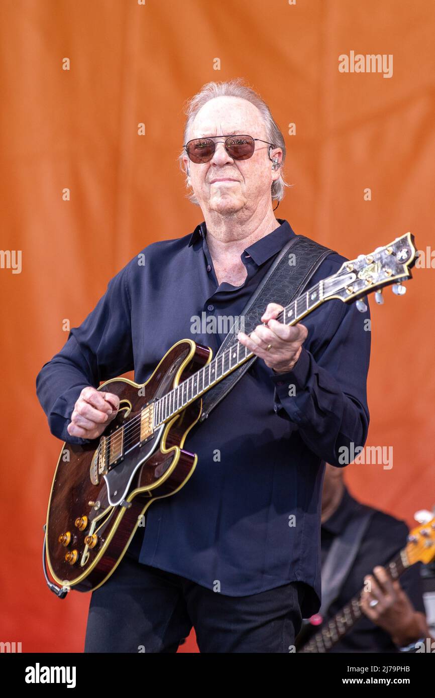 Boz Scaggs durante il New Orleans Jazz & Heritage Festival il 6 maggio 2022, all'ippodromo Fair Grounds di New Orleans, Louisiana (foto di Daniel DeSlover/Sipa USA) Foto Stock