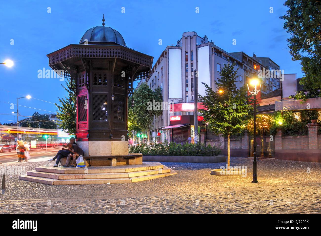 Scena notturna con fontana Sebilj in Piazza Skadarlija, Belgrado, Serbia. Foto Stock