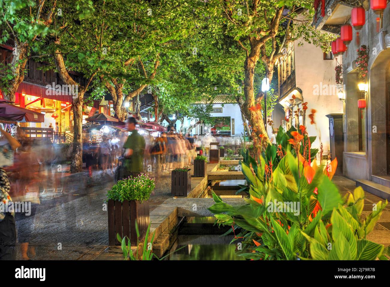 Scena notturna lungo la Southern Song Imperial Street nel centro di Hangzhou, Cina. Intersecando un'altra strada storica (Hefang Street) questa strada era Foto Stock