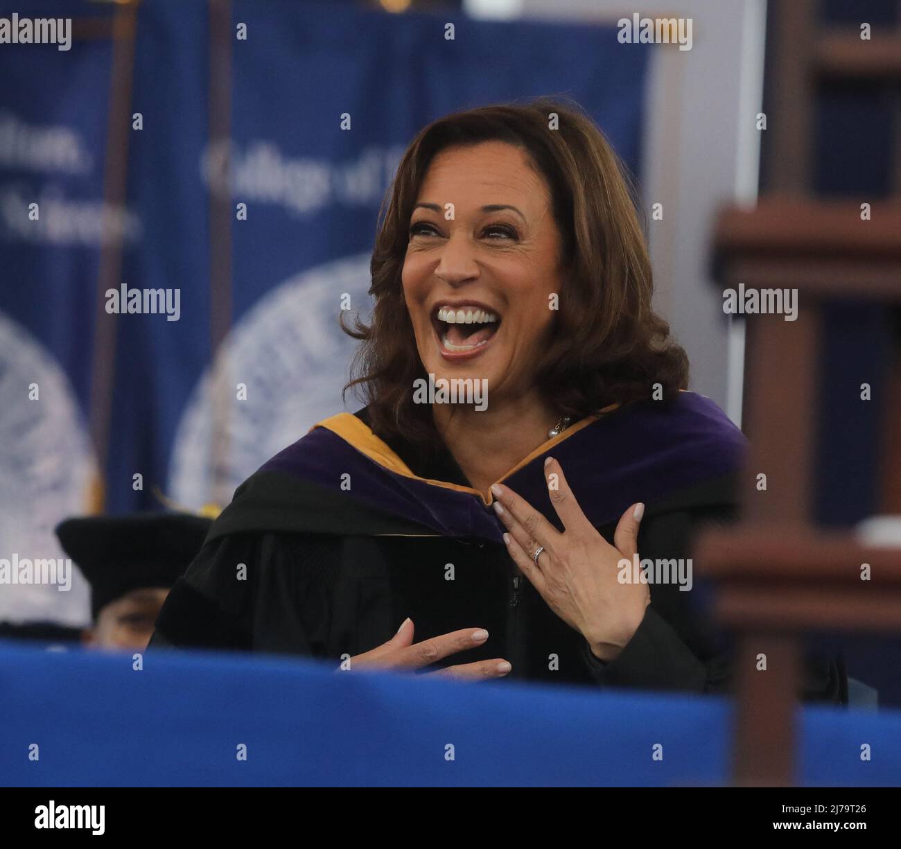 Il Vice Presidente Kamala Harris reagisce dopo essere stato introdotto come oratore di inizio da Miss Jada Hammer alla cerimonia di laurea della Tennessee state University a Nashville, Tennessee, il 7 maggio 2022. (Foto di Alan Poizner/Pool/ABACAPRESS.COM) Foto Stock