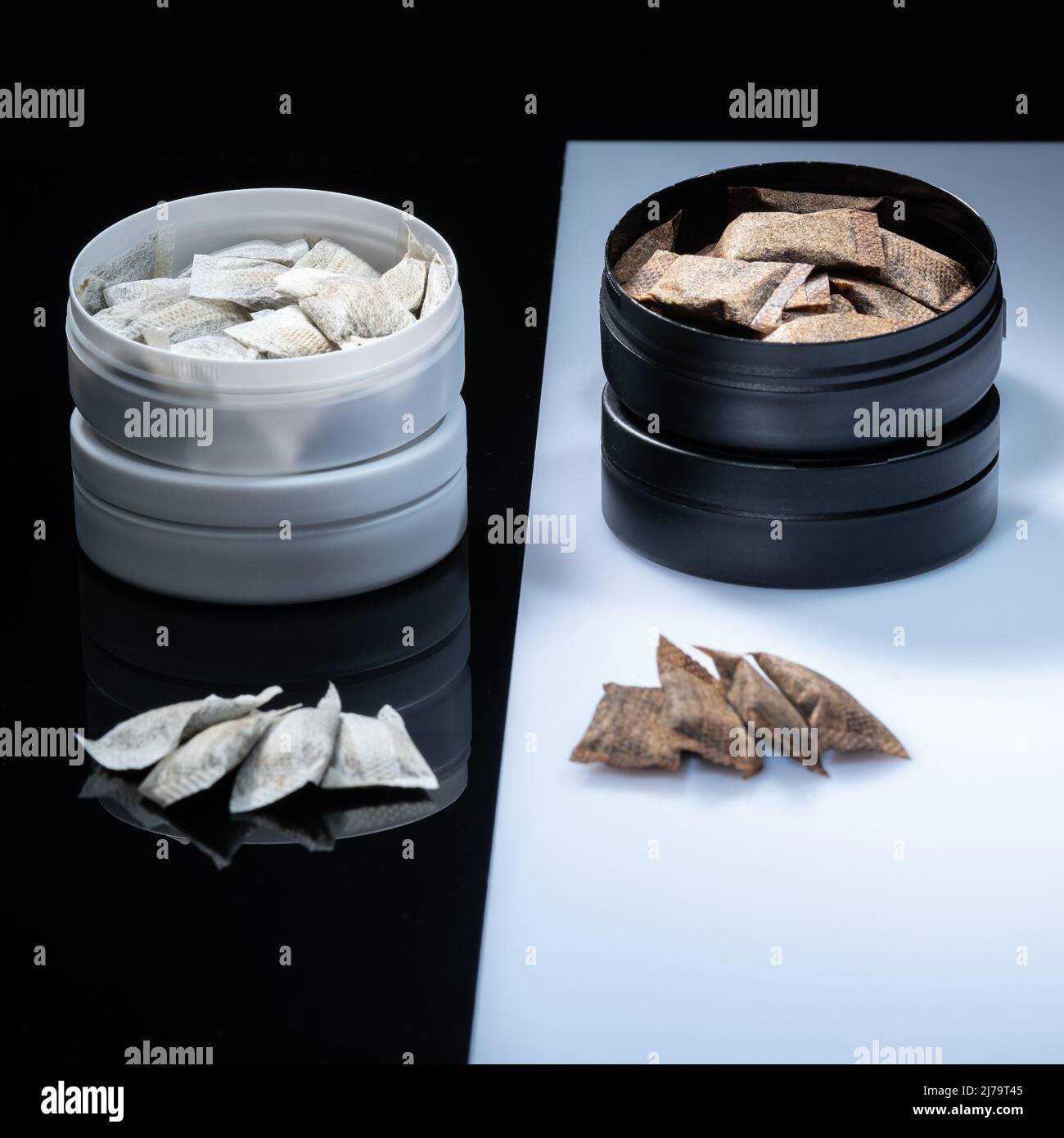 Primo piano di due prodotti svedesi del tabacco senza fumo. Lattine snus con fiocco di parte bianca e regolare Foto Stock