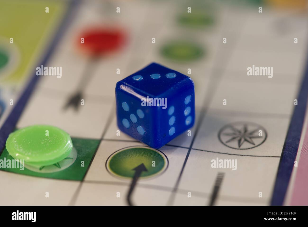 Dadi blu su un tabellone Ludo. Foto Stock