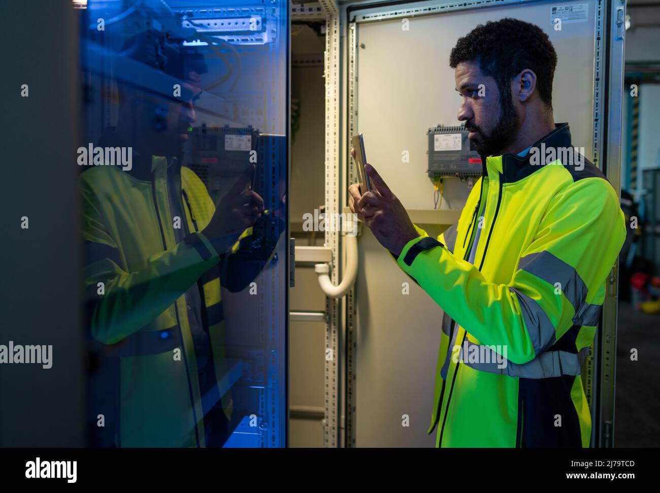 Giovane operaio industriale che lavora macchine cnc nell'industria della lavorazione dei metalli Foto Stock