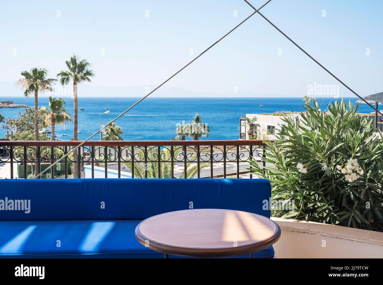 Ristorante con terrazza che si affaccia sul mare, Bodrum, Turchia. Ottimo umore estivo, caffetteria all'aperto. Colori estivi e cielo blu Foto Stock