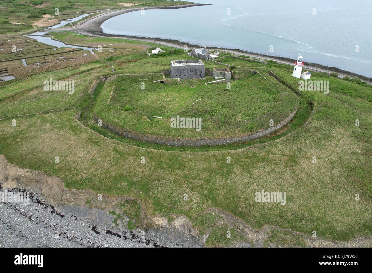 Vista del Forte Napoleonico, l'isola di Scattery, Kilrush, Contea di Clare, Irlanda al largo della riva settentrionale dell'estuario di Shannon si trova l'isola di Scattery Foto Stock