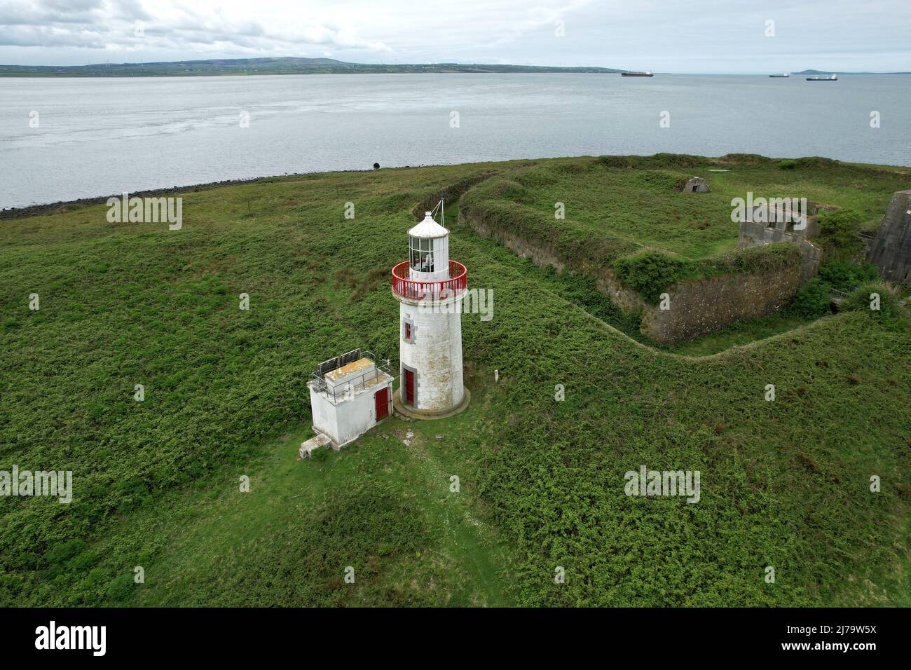 Vista del Forte Napoleonico, l'isola di Scattery, Kilrush, Contea di Clare, Irlanda al largo della riva settentrionale dell'estuario di Shannon si trova l'isola di Scattery Foto Stock