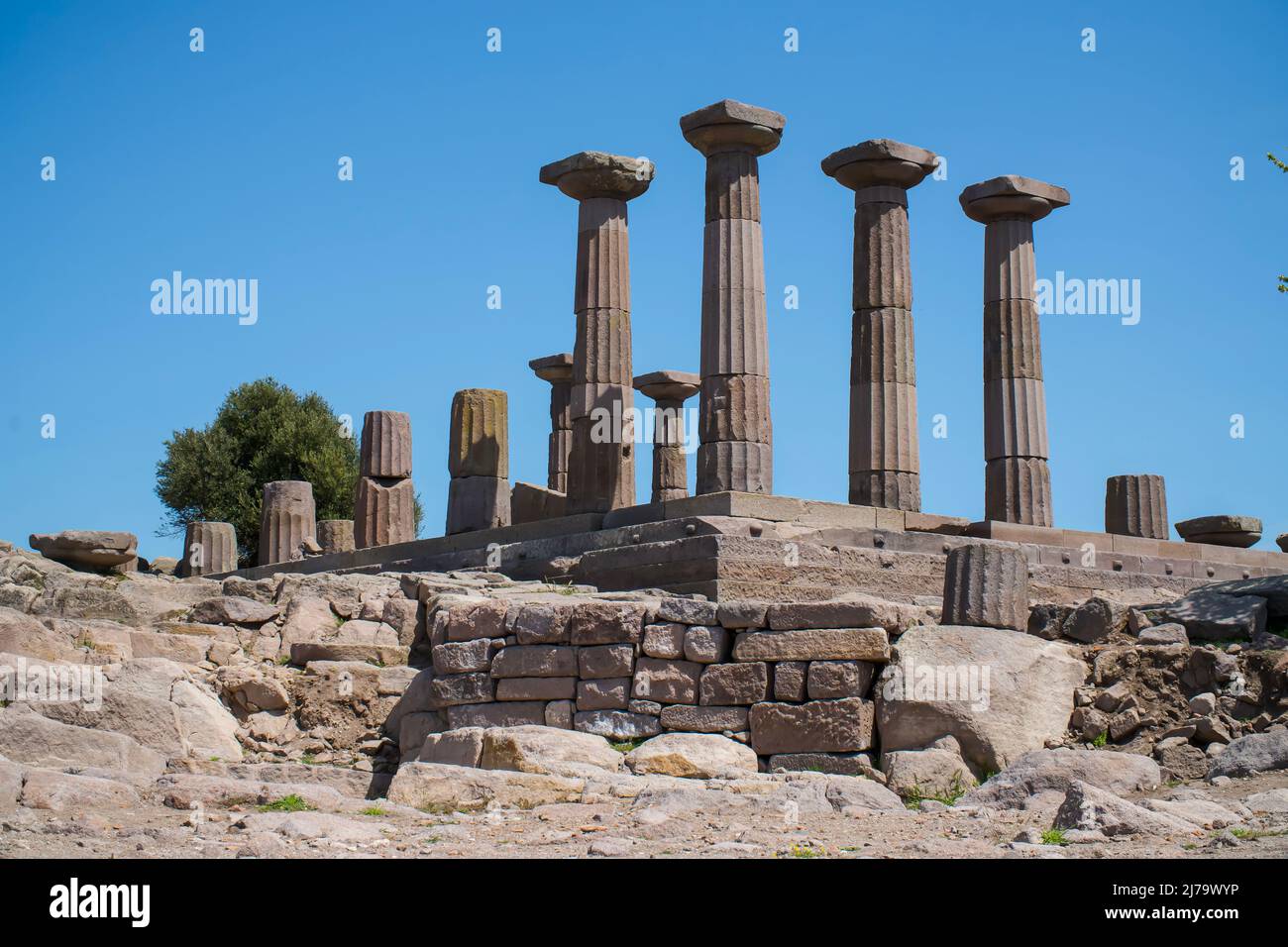 Assos. Rovine del Tempio di Atena presso l'antica città di Assos. Behramkale, Canakkale, Turchia Foto Stock