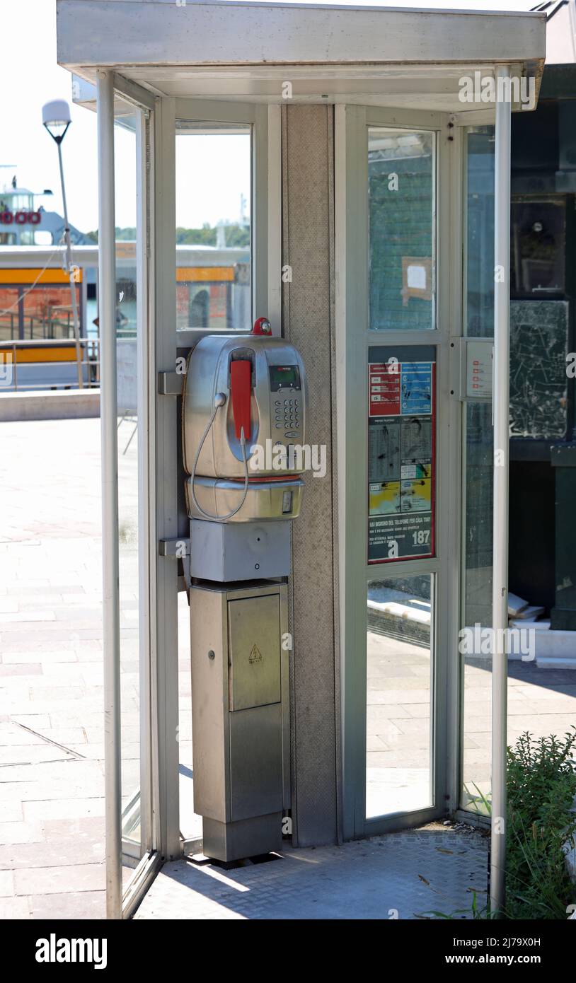 Venezia, VE, Italia - 13 luglio 2020: Vecchia scatola telefonica italiana chiamata CABINA TELEFONICA in lingua italiana senza persone Foto Stock
