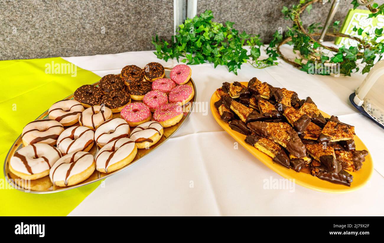torta e biscotti su un piatto Foto Stock
