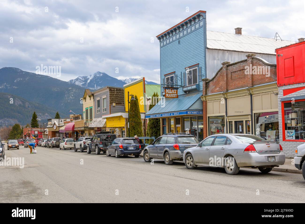 La strada principale del centro storico attraverso la cittadina rurale canadese di Kaslo British Columbia all'inizio della primavera. Foto Stock