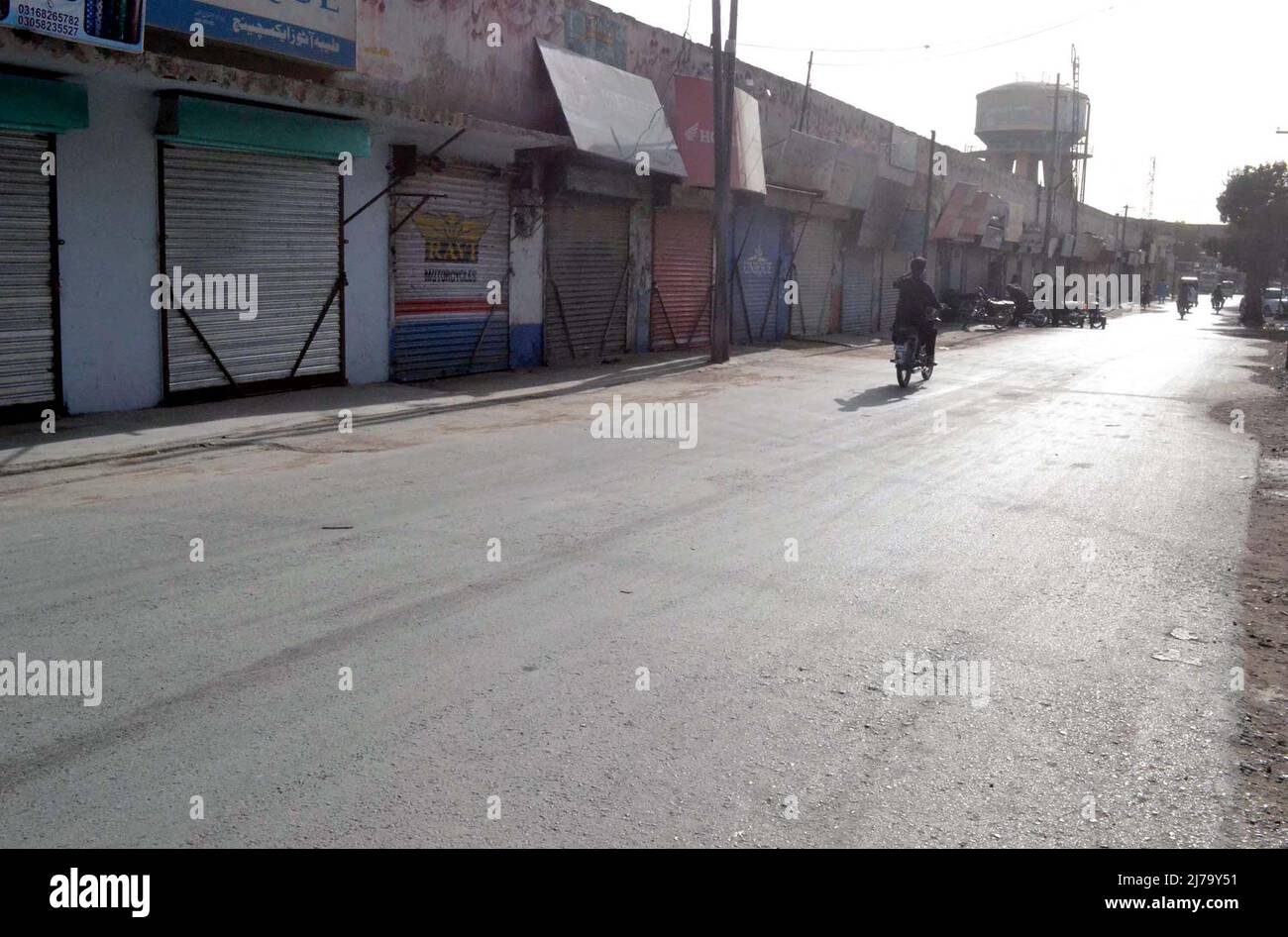 Vista dei negozi chiusi, mentre le attività aziendali si arrestano dopo le vacanze di Eid durante una calda giornata della stagione estiva, a Quetta sabato 07 maggio 2022. Foto Stock