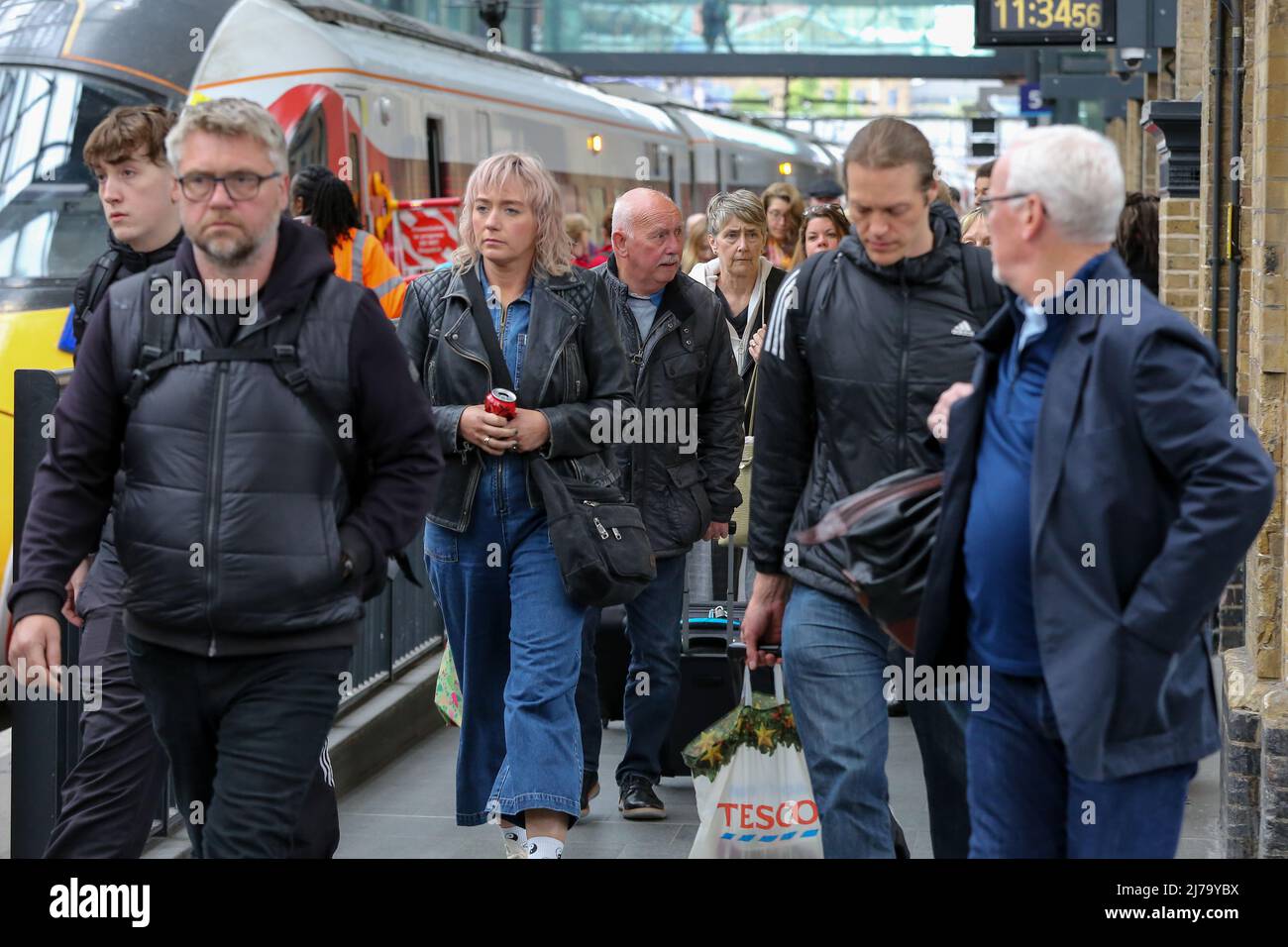 I viaggiatori in treno sono visti alla stazione ferroviaria di Kings Cross. Foto Stock