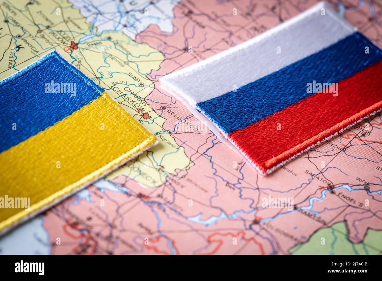 Bandiere di Russia e Ucraina sullo sfondo della mappa e del confine di entrambi i paesi, concetto di conflitto tra paesi Foto Stock