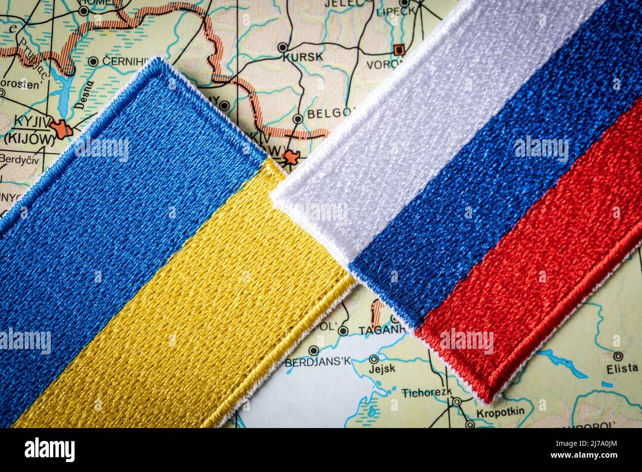 Bandiere di Russia e Ucraina sullo sfondo della mappa e del confine di entrambi i paesi, concetto di conflitto tra paesi Foto Stock