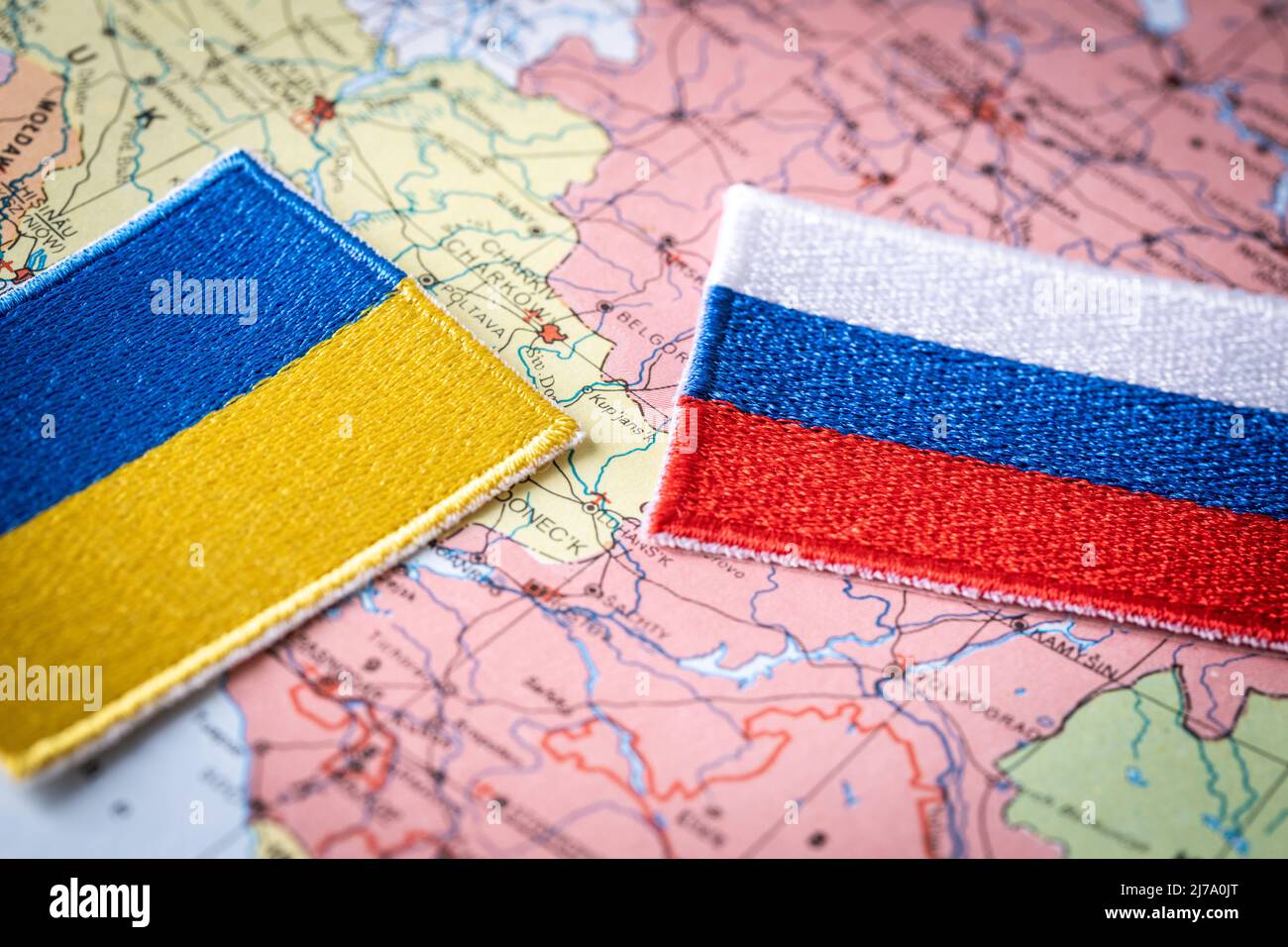 Bandiere di Russia e Ucraina sullo sfondo della mappa e del confine di entrambi i paesi, concetto di conflitto tra paesi Foto Stock