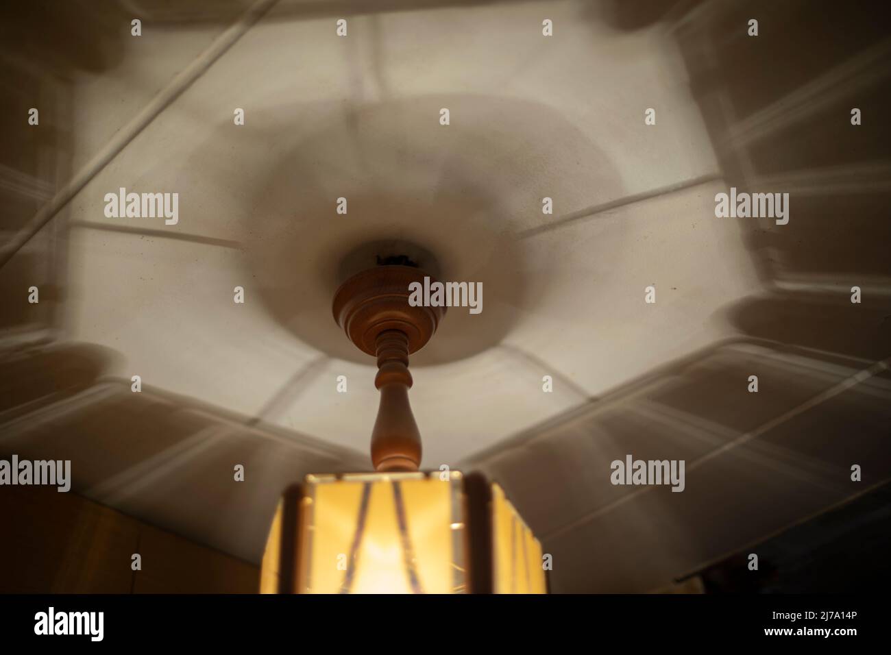 Lampada a soffitto. Ombra dalla lampada nella stanza. Sorgente luminosa. Foto Stock