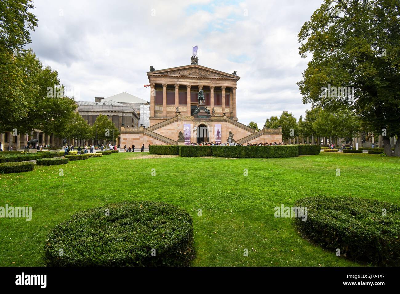 I turisti a visitare il National Gallery o Altes Nationalgalerie su un nuvoloso giorno sull'Isola dei Musei di Berlino Germania. Foto Stock