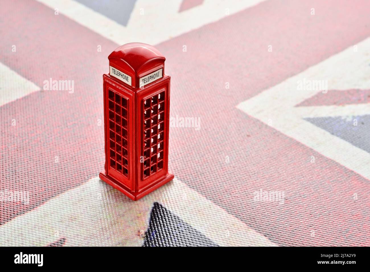 Cabina telefonica rossa inglese sulla bandiera Union jack stampata su tela. Foto Stock