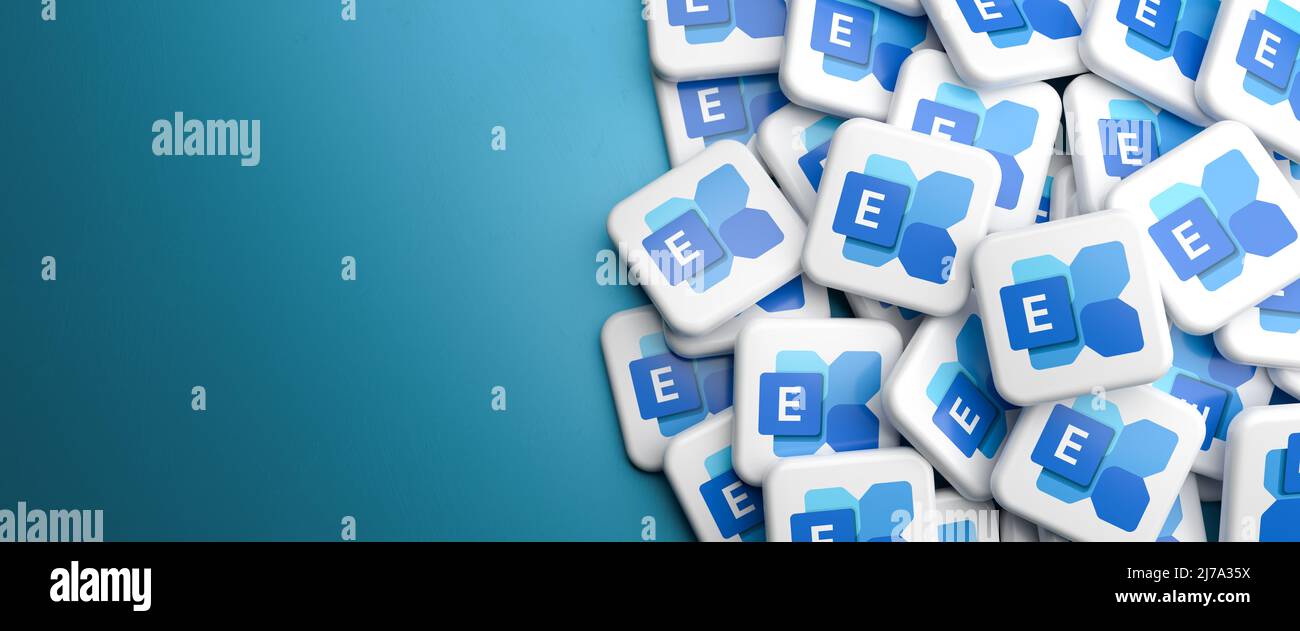 Logo del software Groupware e del server di posta elettronica Microsoft Exchange su un heap su un tavolo. Spazio di copia. Formato banner Web. Foto Stock