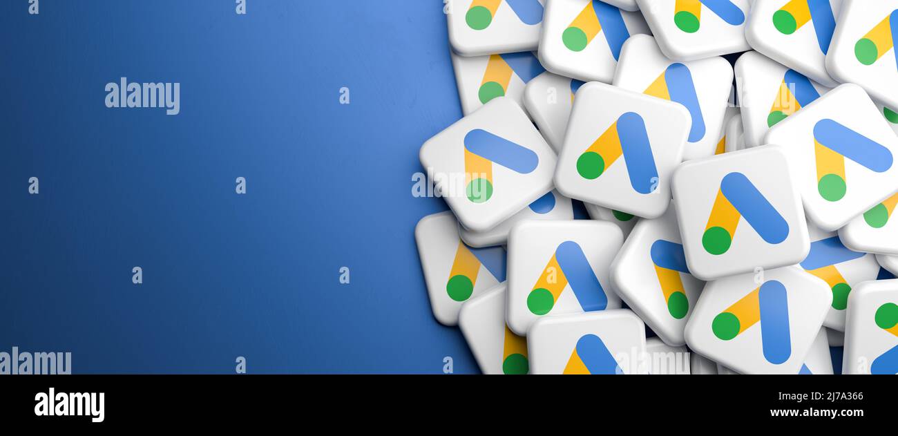 Logo del servizio Google Ads per la pubblicità sulle pagine dei risultati della ricerca di Google su un mucchio su un tavolo. Spazio di copia. Formato banner Web. Foto Stock