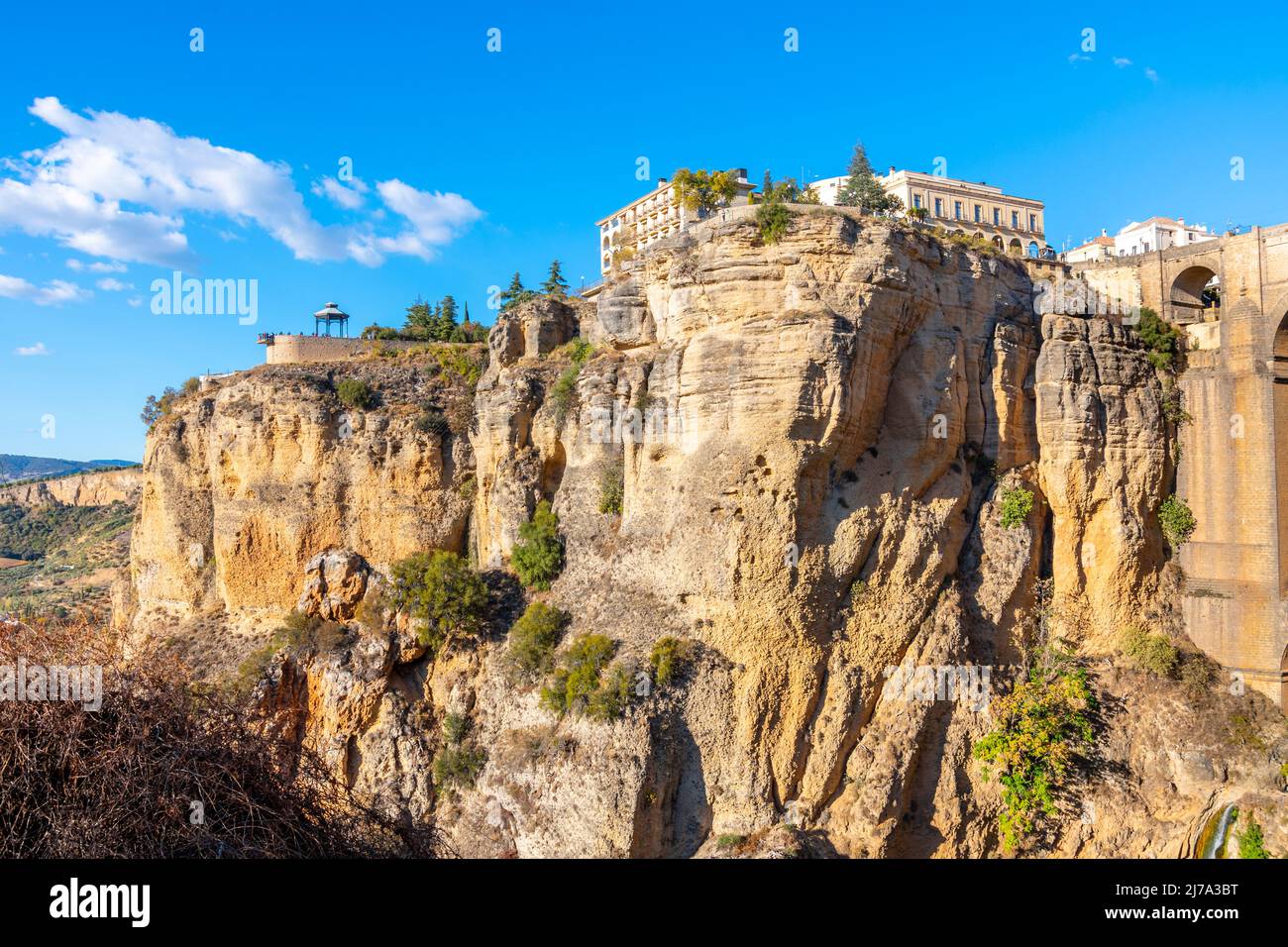 Le alte scogliere, la città e il belvedere puntano lungo il ponte nel villaggio andaluso di Ronda, Spagna. Foto Stock
