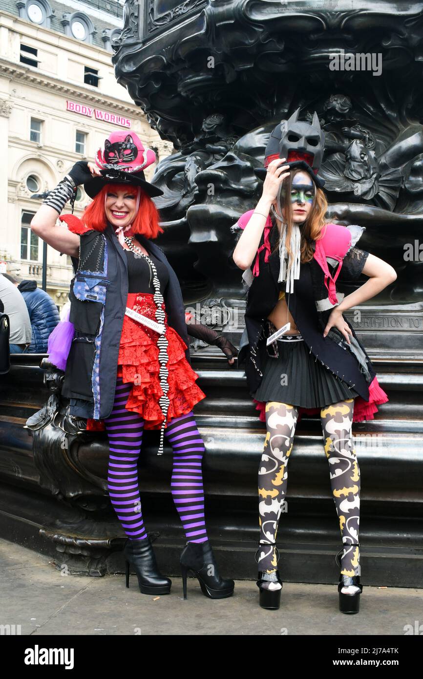 Londra, UK, 7 maggio 2022 Pierre Garroudi moda flash mob a Piccadilly Circus sulla statua di Eros. West End occupato nel fine settimana di sole. Credit: JOHNNY ARMSTEAD/Alamy Live News Foto Stock