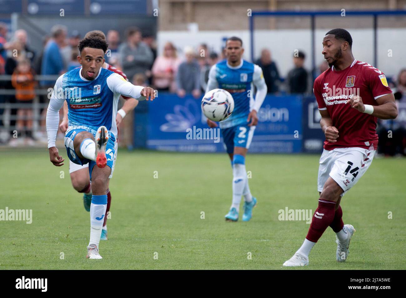 BARROW A FURNESS, REGNO UNITO. MAGGIO 7th Aaron Amadi-Holloway di Barrow invia in una croce oltre Ali Koiki di Northampton durante la partita della Sky Bet League 2 tra Barrow e Northampton Town alla Holker Street, Barrow-in-Furness sabato 7th maggio 2022. (Credit: Ian Allington | MI News) Credit: MI News & Sport /Alamy Live News Foto Stock