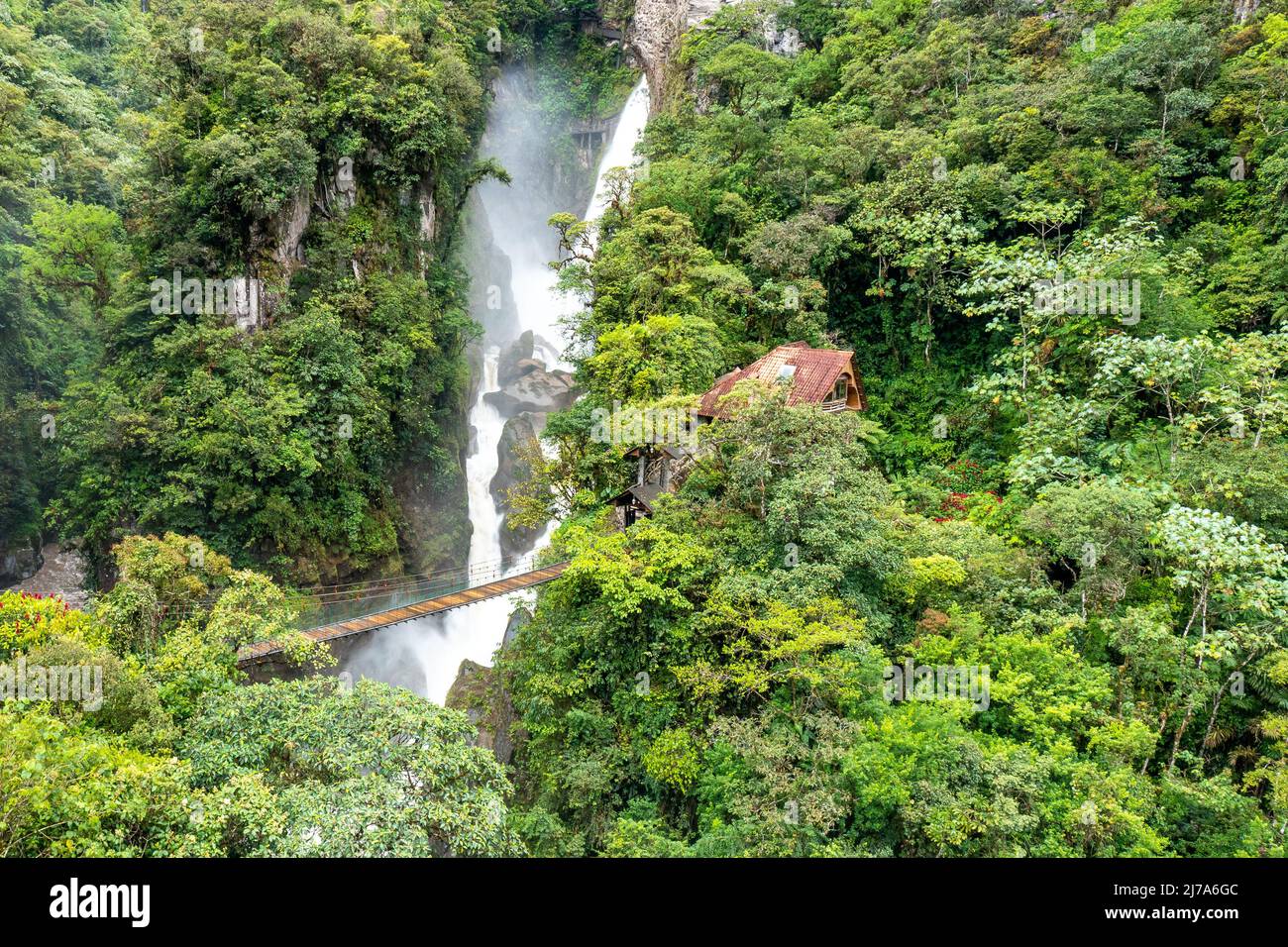 Cascata El Pailon del Diablo e ponte sospeso. Vista aerea. Banos Santa Agua, Ecuador. Sud America. Foto Stock