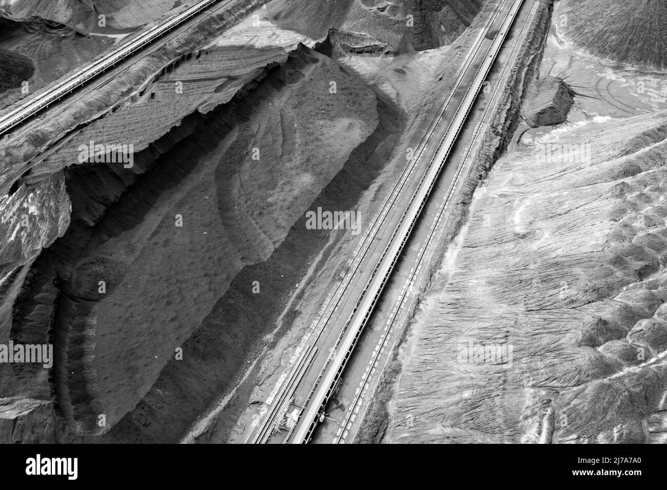 Vista aerea della miniera di carbone. Industria estrattiva per carbone nero, drone aereo vista dall'alto. Foto Stock