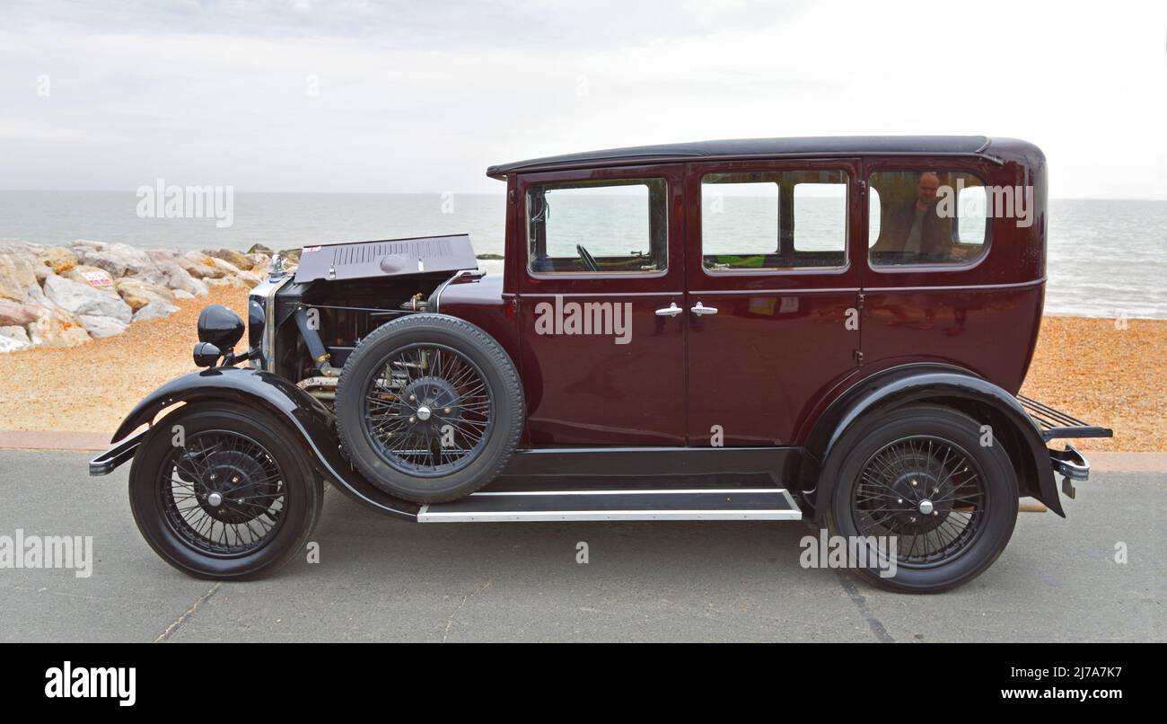 Vintage Morris Major parcheggiato sulla spiaggia lungomare e mare sullo sfondo. Foto Stock