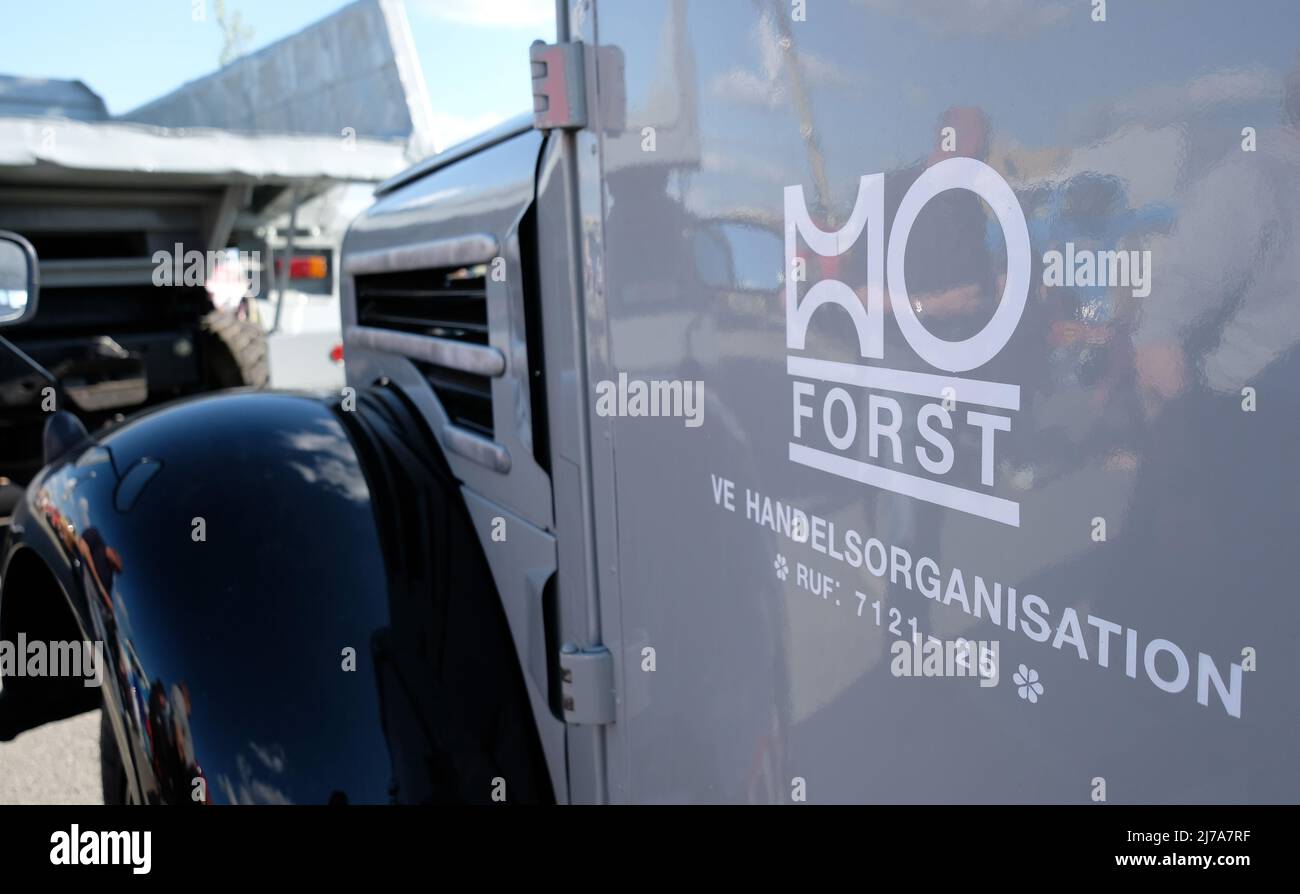 07 maggio 2022, Sassonia, Werdau: Il logo dell'organizzazione commerciale GDR 'ho' su un camion del S6 alla riunione IFA Classic Car. Dopo una pausa di due anni, si è nuovamente tenuto il più grande evento del suo genere in tutta la Germania. Un'ampia varietà di veicoli della GDR e dell'Eastern Bloc sono esposti in occasione della mostra di tre giorni. Foto: Sebastian Willnow/dpa Foto Stock