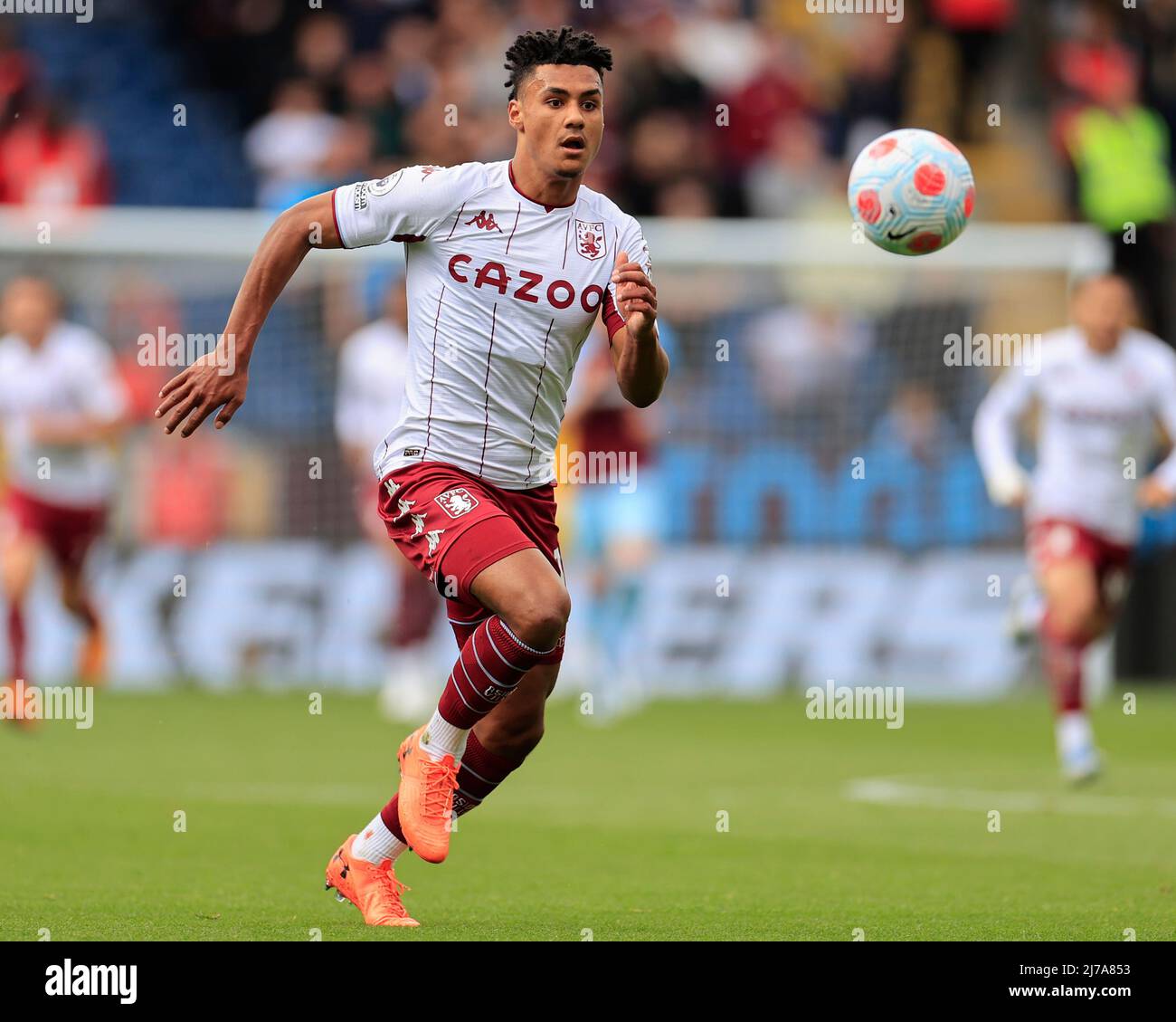 Ollie Watkins #11 di Aston Villa corre con la palla Foto Stock