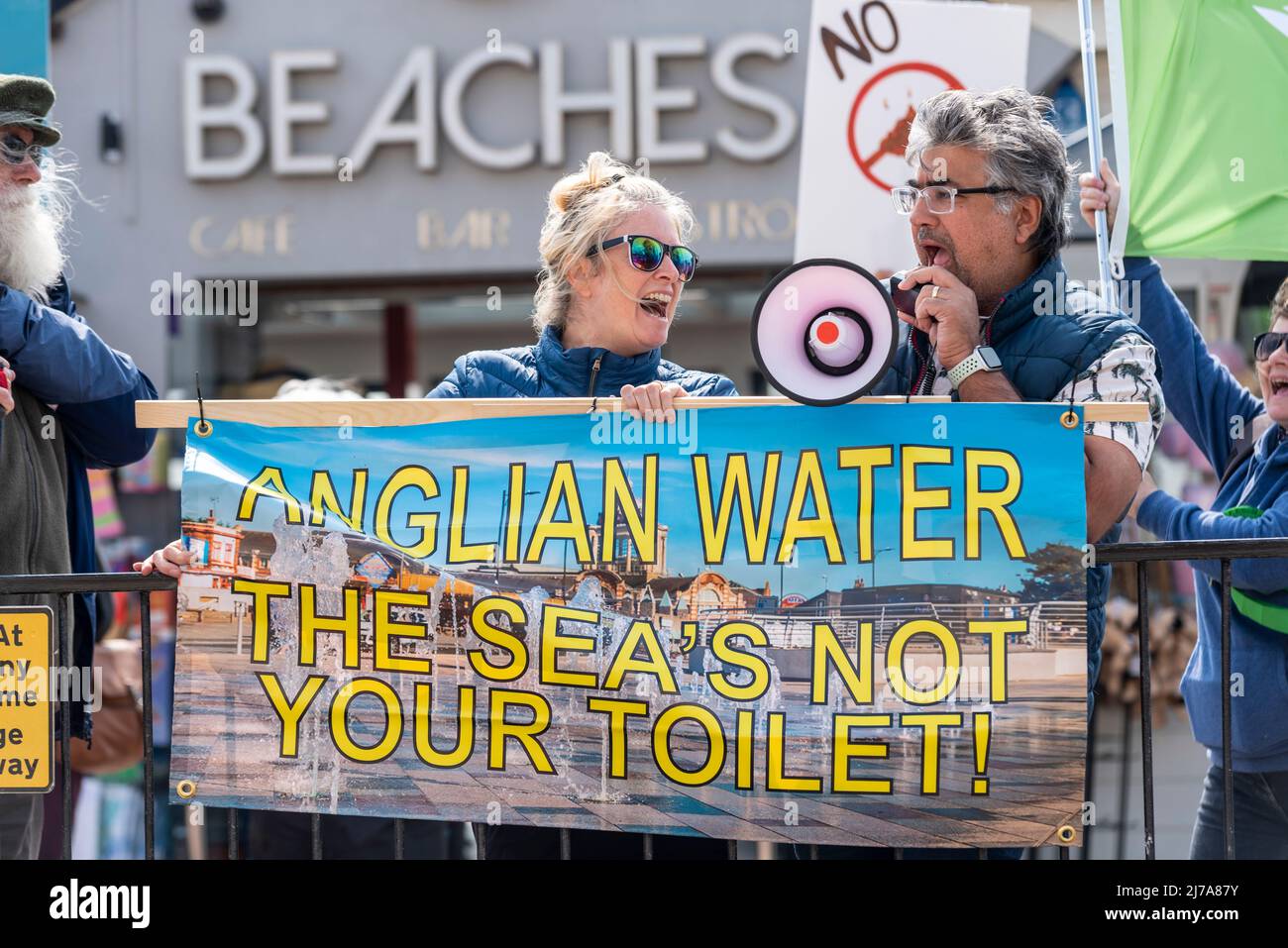 Protesta contro lo scarico di acque reflue nell'estuario del Tamigi a Southend on Sea, Essex, da parte della compagnia di acque angliane. Manifestanti con cartelloni Foto Stock