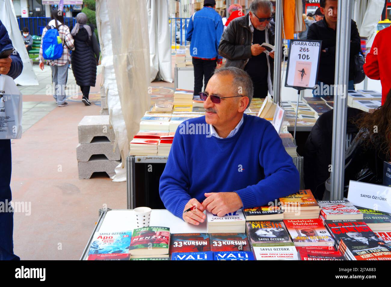 Eskisehir, Turchia. 07th maggio 2022. Eskisehir, Turchia, scrittore turco Saygi Ozturk è a Yunusemre Fiera del Libro Eskisehir Turchia Credit: Del Calle/Alamy Live News Foto Stock