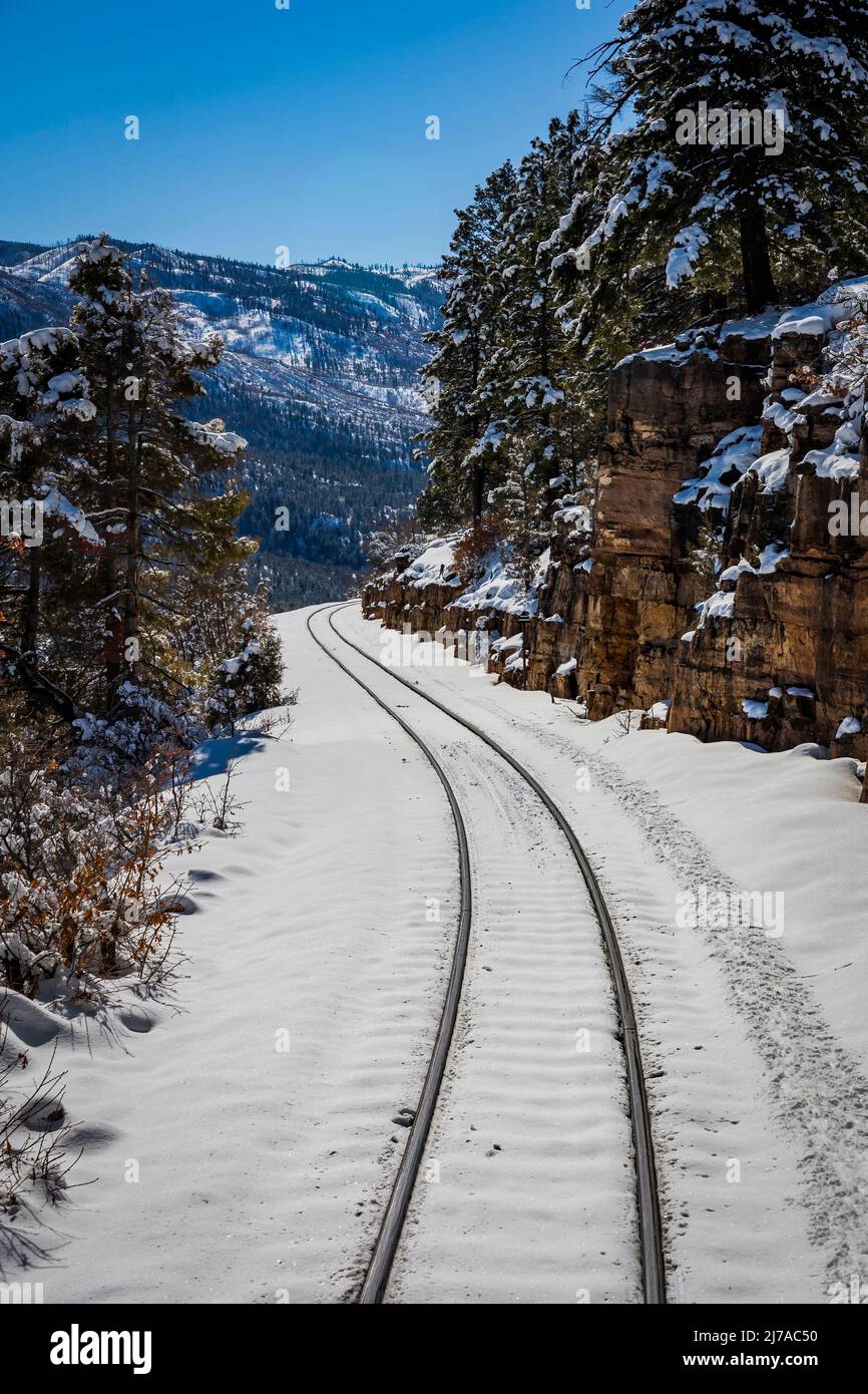 Vista posteriore lungo i sentieri nella neve Foto Stock