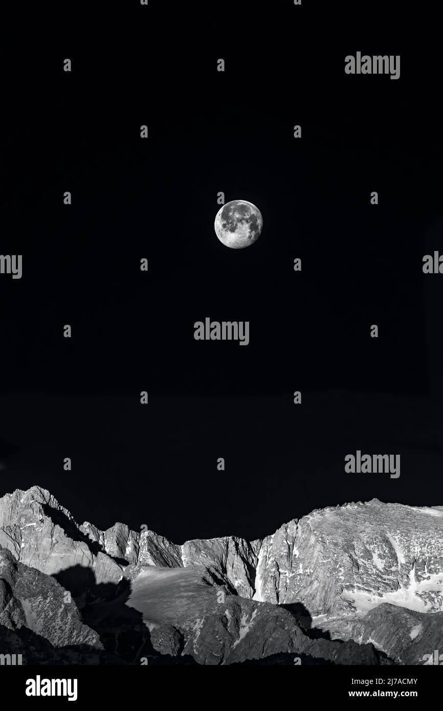 Luna sulle montagne della Sierra Nevada Foto Stock