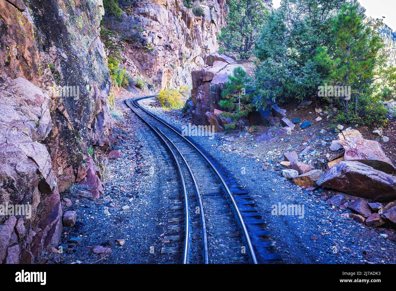 Vista a colori sul retro lungo la carreggiata stretta Foto Stock