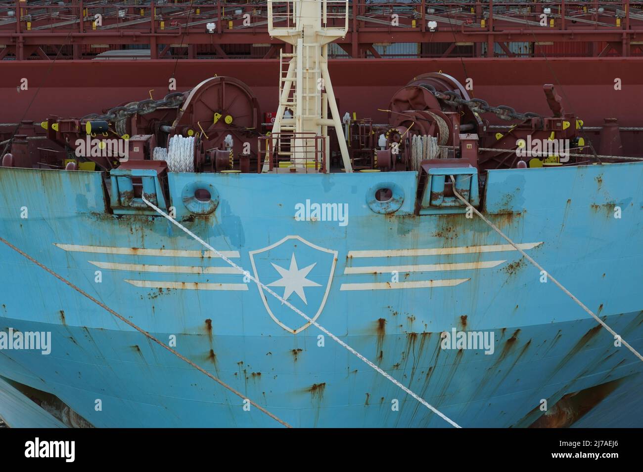 Vista ravvicinata sulla prua con logo a stella bianca e stazione di ormeggio in avanti dell'enorme container completamente caricato della società Maersk. Foto Stock