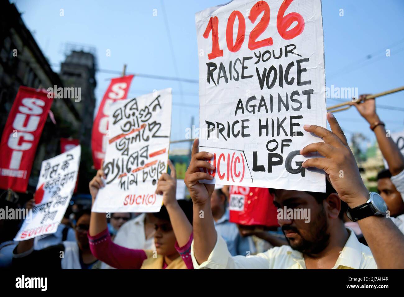 Attivisti del Centro di unità sociale dell'India (SUCI) che detengono cartelli durante una protesta contro il governo centrale per l'aumento dei prezzi delle bombole di gas di petrolio liquefatto (GPL) a Kolkata. L'aumento di prezzo della bombola di gas di cottura ha raggiunto RS 1026 in India che effettua la vita economica dei cittadini comuni. Foto Stock