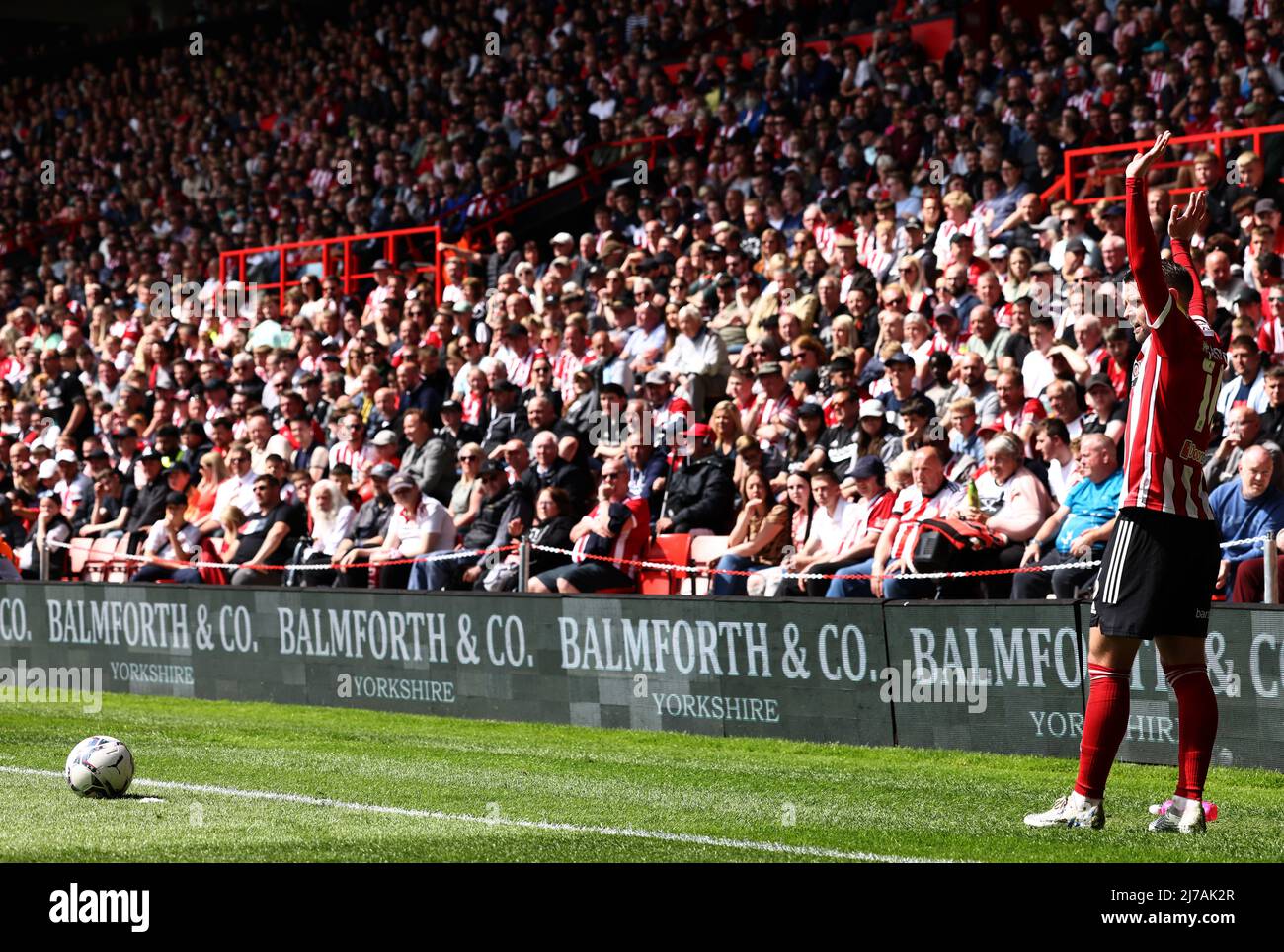 Sheffield, Inghilterra, 7th maggio 2022. Oliver Norwood di Sheffield Utd segnala le sue intenzioni da un angolo durante la partita del campionato Sky Bet a Bramall Lane, Sheffield. Il credito dell'immagine dovrebbe leggere: Darren Staples / Sportimage Credit: Sportimage/Alamy Live News Foto Stock