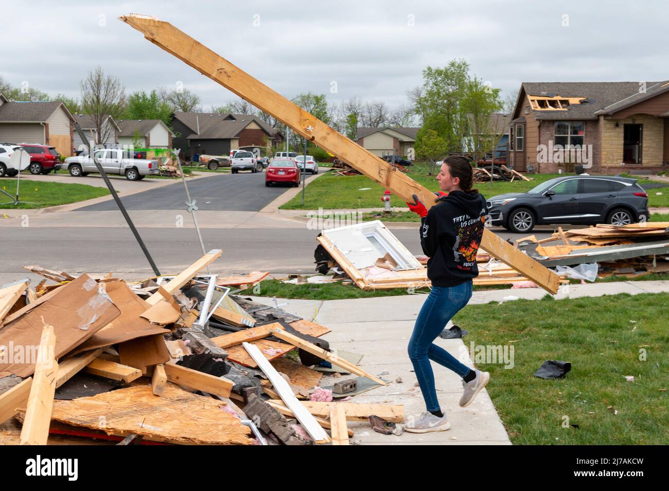 Andover, Stati Uniti d'America. 29 aprile 2022. Gli aerei della forza aerea degli Stati Uniti lavorano insieme ai residenti per ripulire le case danneggiate dopo un EF-3 tornado, 29 aprile 2022, ad Andover, Kansas. Il tornado ha danneggiato centinaia di edifici nel sobborgo di Wichita. Credit: Airman Brenden Beezley/U.S. Air Force Photo/Alamy Live News Foto Stock