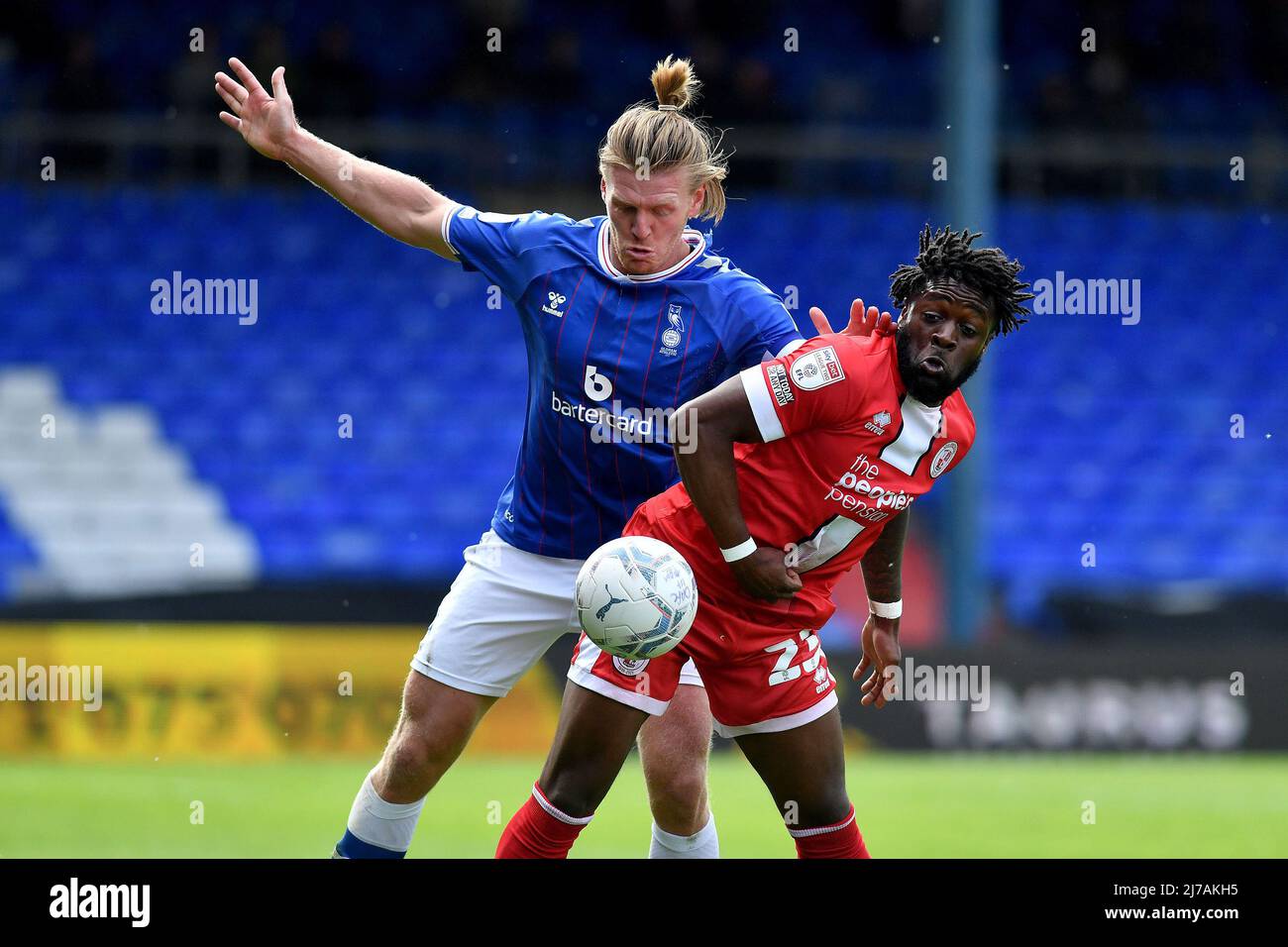 OLDHAM, REGNO UNITO. MAGGIO 7th Carl Piergianni di Oldham Athletic si è inzidito con l'Aramide Oteh del Crawley Town Football Club durante la partita della Sky Bet League 2 tra Oldham Athletic e Crawley Town al Boundary Park di Oldham sabato 7th maggio 2022. (Credit: Eddie Garvey | MI News) Credit: MI News & Sport /Alamy Live News Foto Stock