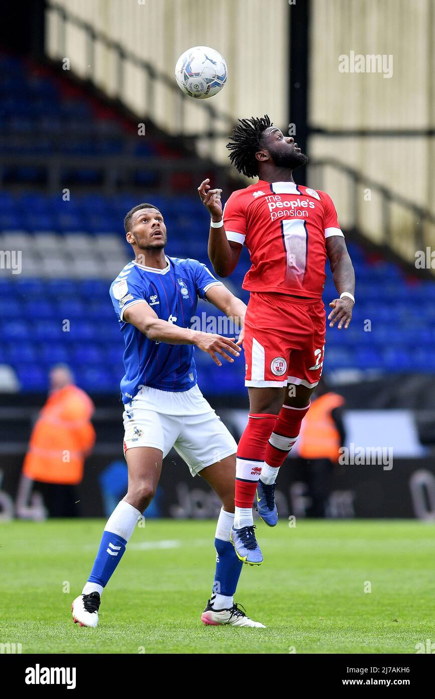 OLDHAM, REGNO UNITO. MAGGIO 7th Oldham Athletic's Kyle Jameson si sfonderà con Aramide Oteh del Crawley Town Football Club durante la partita della Sky Bet League 2 tra Oldham Athletic e Crawley Town al Boundary Park di Oldham sabato 7th maggio 2022. (Credit: Eddie Garvey | MI News) Credit: MI News & Sport /Alamy Live News Foto Stock